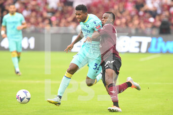 2022-10-09 - Juan Cabal of Hellas Verona FC and Lassana Coulibaly of US Salernitana competes for the ball with  during the Serie A match between US Salernitana 1919 and Hellas Verona FC  at Stadio Arechi   - US SALERNITANA VS HELLAS VERONA - ITALIAN SERIE A - SOCCER