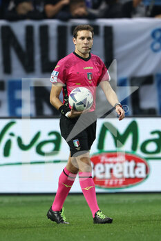 2022-10-15 - The referee Matteo Mercenaro enters the pitch - ATALANTA BC VS US SASSUOLO - ITALIAN SERIE A - SOCCER