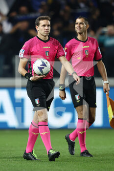 2022-10-15 - The referee Matteo Mercenaro enters the pitch - ATALANTA BC VS US SASSUOLO - ITALIAN SERIE A - SOCCER