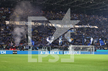 2022-10-15 - Atalanta BC supporters hold up their scarves - ATALANTA BC VS US SASSUOLO - ITALIAN SERIE A - SOCCER