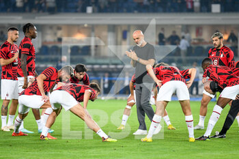 2022-10-16 - Milan's Head Coach Stefano Pioli with players during warm up - HELLAS VERONA FC VS AC MILAN - ITALIAN SERIE A - SOCCER
