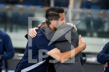 2022-10-16 - Verona's Head Coach Salvatore Bocchetti hugs Milan's Head Coach Stefano Pioli - HELLAS VERONA FC VS AC MILAN - ITALIAN SERIE A - SOCCER