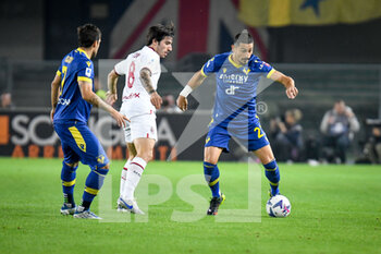 2022-10-16 - Verona's Koray Gunter in action against Milan's Sandro Tonali - HELLAS VERONA FC VS AC MILAN - ITALIAN SERIE A - SOCCER