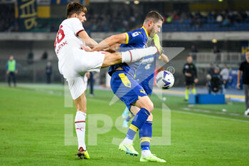 2022-10-16 - Verona's Thomas Henry hindered by Milan's Matteo Gabbia - HELLAS VERONA FC VS AC MILAN - ITALIAN SERIE A - SOCCER