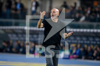 2022-10-16 - Milan's Head Coach Stefano Pioli gestures portrait - HELLAS VERONA FC VS AC MILAN - ITALIAN SERIE A - SOCCER