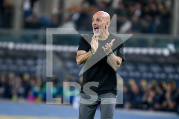 2022-10-16 - Milan's Head Coach Stefano Pioli gestures - HELLAS VERONA FC VS AC MILAN - ITALIAN SERIE A - SOCCER