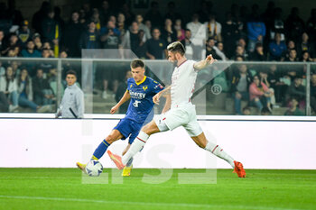 2022-10-16 - Verona's Ajdin Hrustic hindered by Milan's Olivier Giroud - HELLAS VERONA FC VS AC MILAN - ITALIAN SERIE A - SOCCER