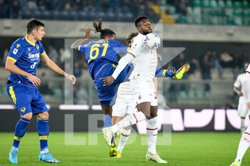 2022-10-16 - Milan's Divock Origi in action against Verona's Adrien Tameze - HELLAS VERONA FC VS AC MILAN - ITALIAN SERIE A - SOCCER
