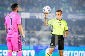 2022-10-16 - The referee of the match Davide Massa talks to Verona's Lorenzo Montipò - HELLAS VERONA FC VS AC MILAN - ITALIAN SERIE A - SOCCER