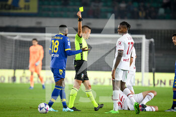 2022-10-16 - The referee of the match Davide Massa shows yellow card to Verona's Martin Hongla - HELLAS VERONA FC VS AC MILAN - ITALIAN SERIE A - SOCCER
