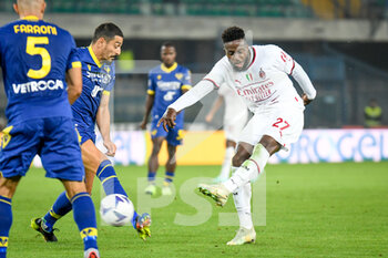 2022-10-16 - Milan's Divock Origi tries to score a goal - HELLAS VERONA FC VS AC MILAN - ITALIAN SERIE A - SOCCER