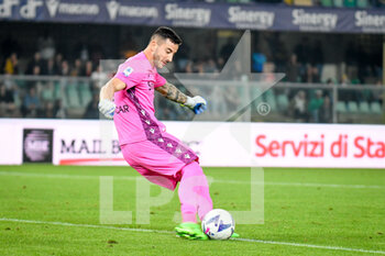 2022-10-16 - Verona's Lorenzo Montipò in action - HELLAS VERONA FC VS AC MILAN - ITALIAN SERIE A - SOCCER