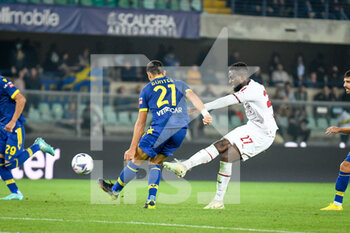2022-10-16 - Milan's Divock Origi in action hindered by Verona's Koray Gunter - HELLAS VERONA FC VS AC MILAN - ITALIAN SERIE A - SOCCER