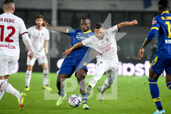 2022-10-16 - Milan's Ismael Bennacer hindered by Verona's Yayah Kallon - HELLAS VERONA FC VS AC MILAN - ITALIAN SERIE A - SOCCER