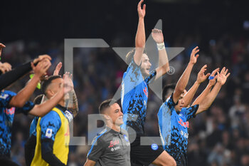 2022-10-16 - the Napoli players thanks the fans at the end of the match  during the Serie A match between US Salernitana 1919 and Hellas Verona FC  at Stadio Arechi   - SSC NAPOLI VS BOLOGNA FC - ITALIAN SERIE A - SOCCER