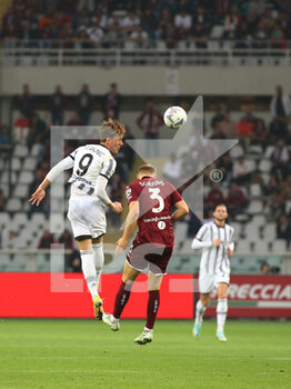 2022-10-15 - Dušan Vlahović (Juventus FC) vs Per Shuurs (Torino FC) on head - TORINO FC VS JUVENTUS FC - ITALIAN SERIE A - SOCCER