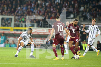 2022-10-15 - Gleison Bremer (Juventus FC) vs Koffi Djidji (Torino FC) and Sasa Lukic (Torino FC) - TORINO FC VS JUVENTUS FC - ITALIAN SERIE A - SOCCER
