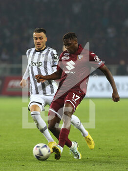 2022-10-15 - Wilfried Singo (Torino FC) in action against Filip Kostic (Juventus FC) - TORINO FC VS JUVENTUS FC - ITALIAN SERIE A - SOCCER