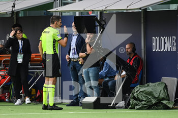 2022-10-23 - The referee of the match consulting Var - BOLOGNA FC VS US LECCE - ITALIAN SERIE A - SOCCER