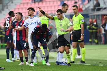 2022-10-23 - the referee of the match after after a var consulting give a penalty to Bologna FC - BOLOGNA FC VS US LECCE - ITALIAN SERIE A - SOCCER
