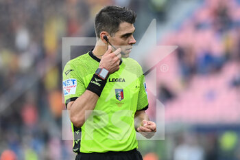 2022-10-23 - The referee of the match Sozza call from the var - BOLOGNA FC VS US LECCE - ITALIAN SERIE A - SOCCER