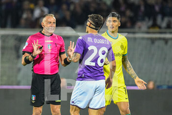 2022-10-22 - Referee Mr. Paolo Valeri from Roma2 talks with Fiorentina's Lucas Martinez Quarta - ACF FIORENTINA VS INTER - FC INTERNAZIONALE - ITALIAN SERIE A - SOCCER