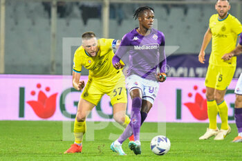 2022-10-22 - Fiorentina's Christian Kouame' thwarted by Inter's Milan Sktiniar - ACF FIORENTINA VS INTER - FC INTERNAZIONALE - ITALIAN SERIE A - SOCCER