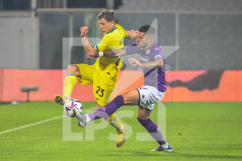 2022-10-22 - Inter's Nicolo' Barella hampered by Fiorentina's Cristiano Biraghi - ACF FIORENTINA VS INTER - FC INTERNAZIONALE - ITALIAN SERIE A - SOCCER