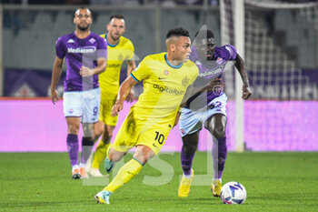 2022-10-22 - Inter's Lautaro Martinez fights for the ball against Fiorentina's Alfred Duncan - ACF FIORENTINA VS INTER - FC INTERNAZIONALE - ITALIAN SERIE A - SOCCER