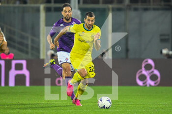 2022-10-22 - Inter's Henrikh Mkhitaryan fights for the ball against
header of Fiorentina's Giacomo Bonaventura - ACF FIORENTINA VS INTER - FC INTERNAZIONALE - ITALIAN SERIE A - SOCCER