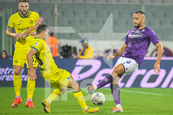 2022-10-22 - Fiorentina's Arthur Cabral fights for the ball against Inter's Nicolo' Barella - ACF FIORENTINA VS INTER - FC INTERNAZIONALE - ITALIAN SERIE A - SOCCER