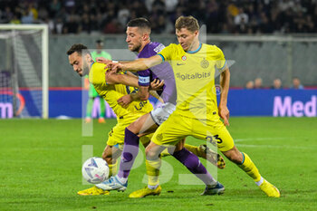 2022-10-22 - Fiorentina's Cristiano Biraghi hampered by Inter's Nicolo' Barella and Inter's Hakan Calhanoglu - ACF FIORENTINA VS INTER - FC INTERNAZIONALE - ITALIAN SERIE A - SOCCER