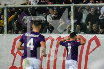 2022-10-22 - Fiorentina's Luka Jovic celebrates with teammates after scoring the 3-3 goal - ACF FIORENTINA VS INTER - FC INTERNAZIONALE - ITALIAN SERIE A - SOCCER
