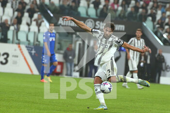 2022-10-21 - Manuel Locatelli (Juventus FC) about to shoot the ball - JUVENTUS FC VS EMPOLI FC - ITALIAN SERIE A - SOCCER