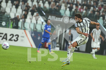 2022-10-21 - Manuel Locatelli (Juventus FC) shoots the ball - JUVENTUS FC VS EMPOLI FC - ITALIAN SERIE A - SOCCER