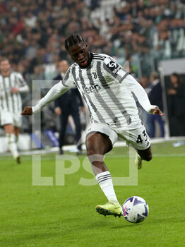 2022-10-21 - Samuel Iling-Junior (Juventus FC) about to shoot the ball - JUVENTUS FC VS EMPOLI FC - ITALIAN SERIE A - SOCCER