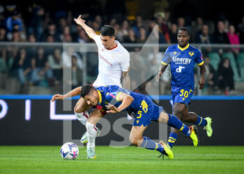 2022-10-31 - Roma's Roger Ibanez da Silva hindered by Verona's Davide Faraoni - HELLAS VERONA FC VS AS ROMA - ITALIAN SERIE A - SOCCER