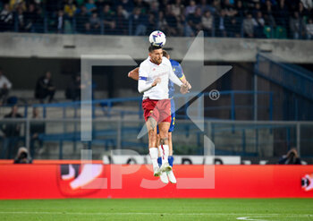 2022-10-31 - Header of Roma's Lorenzo Pellegrini - HELLAS VERONA FC VS AS ROMA - ITALIAN SERIE A - SOCCER