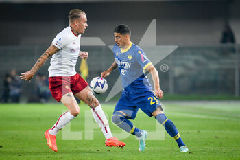 2022-10-31 - Verona's Fabio Depaoli in action against Roma's Rick Karsdorp - HELLAS VERONA FC VS AS ROMA - ITALIAN SERIE A - SOCCER