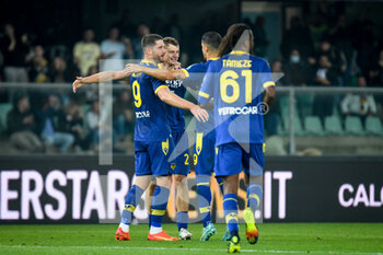 2022-10-31 - Verona's Pawel Dawidowicz celebrates after scoring a goal with teammates - HELLAS VERONA FC VS AS ROMA - ITALIAN SERIE A - SOCCER