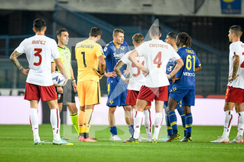 2022-10-31 - Verona's Pawel Dawidowicz sent off - HELLAS VERONA FC VS AS ROMA - ITALIAN SERIE A - SOCCER