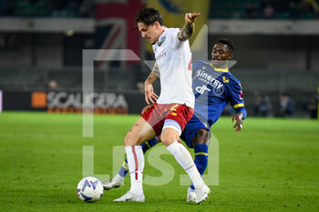 2022-10-31 - Roma's Nicolò Zaniolo in action against Verona's Martin Hongla - HELLAS VERONA FC VS AS ROMA - ITALIAN SERIE A - SOCCER