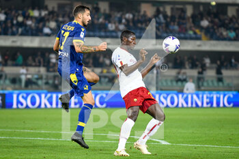 2022-10-31 - Roma's Mady Camara in action against Verona's Federico Ceccherini - HELLAS VERONA FC VS AS ROMA - ITALIAN SERIE A - SOCCER