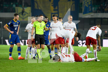 2022-10-31 - Foul of Verona's Pawel Dawidowicz on Roma's Nicolò Zaniolo - HELLAS VERONA FC VS AS ROMA - ITALIAN SERIE A - SOCCER