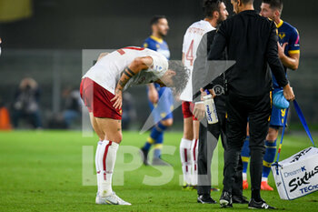2022-10-31 - Roma's Nicolò Zaniolo injuried by Verona's Pawel Dawidowicz - HELLAS VERONA FC VS AS ROMA - ITALIAN SERIE A - SOCCER