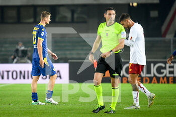 2022-10-31 - The referee of the match Juan Luca Sacchi shows red card to Verona's Pawel Dawidowicz - HELLAS VERONA FC VS AS ROMA - ITALIAN SERIE A - SOCCER