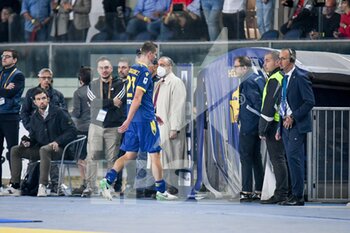 2022-10-31 - Verona's Pawel Dawidowicz sent off after the foul on Roma's Nicolò Zaniolo - HELLAS VERONA FC VS AS ROMA - ITALIAN SERIE A - SOCCER