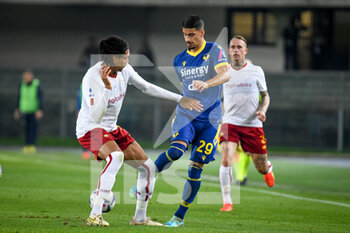 2022-10-31 - Verona's Fabio Depaoli hindered by Roma's Chris Smalling - HELLAS VERONA FC VS AS ROMA - ITALIAN SERIE A - SOCCER