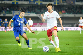 2022-10-31 - Roma's Stephan El Shaarawy in action against Verona's Davide Faraoni - HELLAS VERONA FC VS AS ROMA - ITALIAN SERIE A - SOCCER