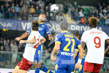 2022-10-31 - Header of Verona's Isak Hien - HELLAS VERONA FC VS AS ROMA - ITALIAN SERIE A - SOCCER